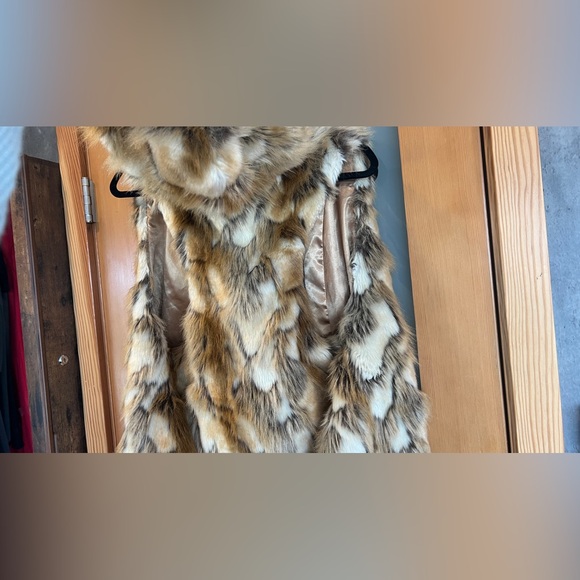 Hooded sleeveless faux fur coat - Picture 3 of 3